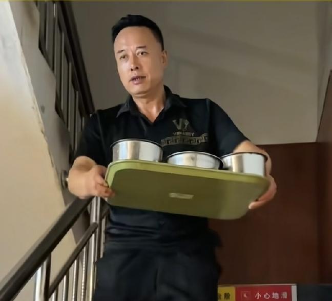 马建平与马斯克，做饭端盘子对比。
大家就说像不像吧！长得像就算了，年龄身高也差不