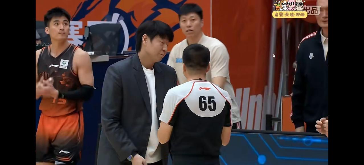 昨晚山东高速与福建的比赛中，三个裁判的吹罚令双方的教练和球员都感到非常不满，例如