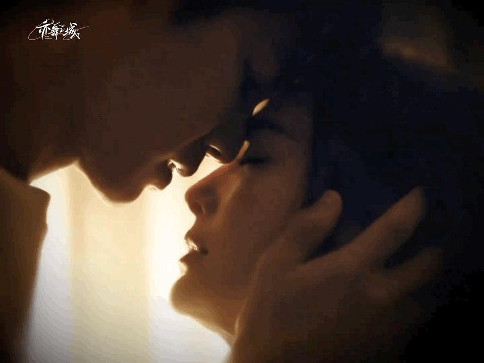 秦岚好会演醉态的朦胧感 这段醉态戏秦岚诠释得超棒！朦胧眼眸里委屈与质问并存，鼻尖