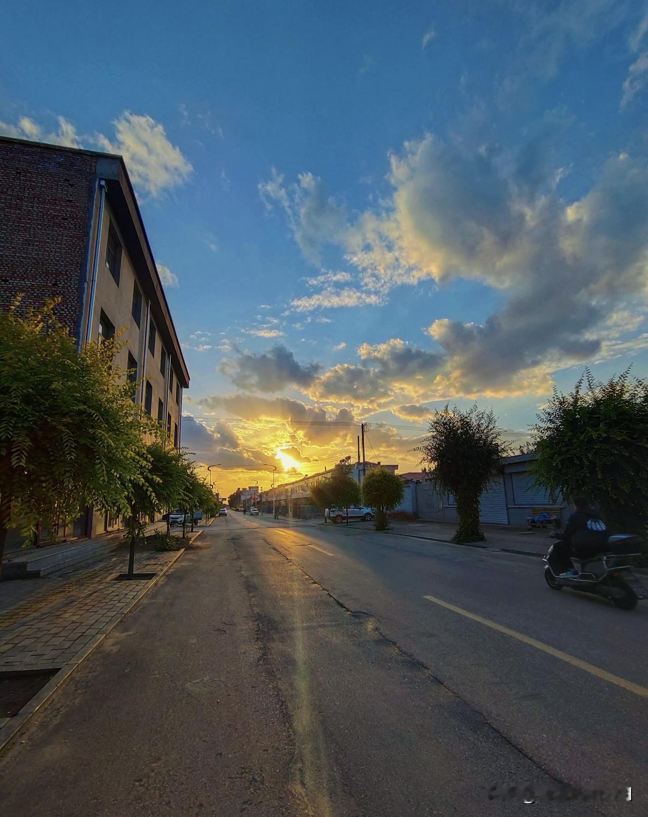 若没有父母铺就前路，那就自己去体悟探寻。
若没有名师指引方向，那就广泛结交众人。