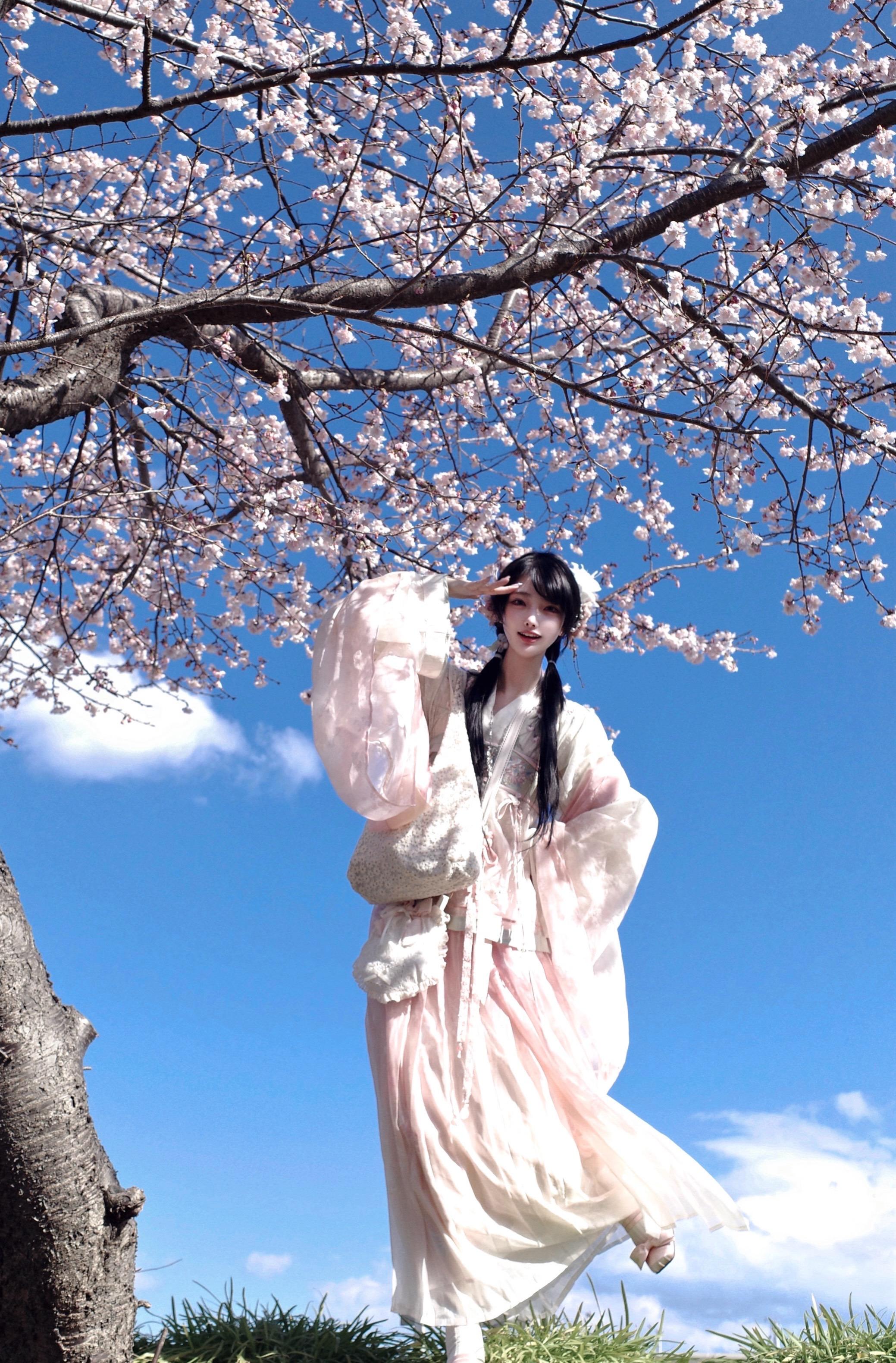 在立本穿这套被很多外国人问是不是汉服。有种汉服发扬光大之感 -