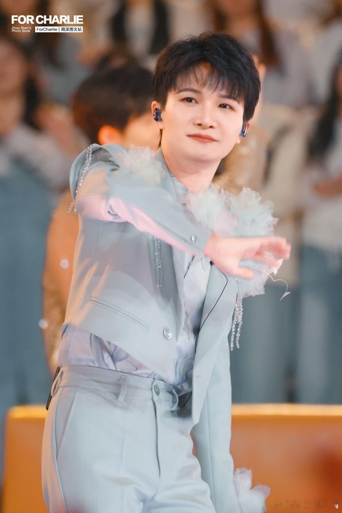 周深在跨年夜对你say嗨  周深唱嗨还对2025说嗨  跨年夜的周深，用《嗨》为