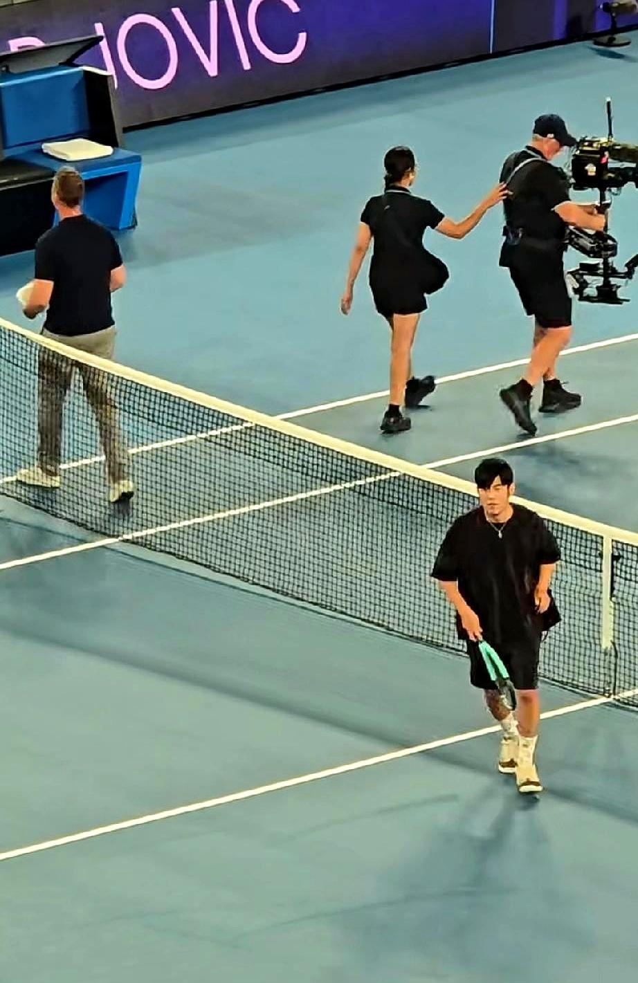 结果一出，评论区笑疯：周杰伦澳网“一球制胜”表演赛，真·5秒下班！
 

上场前