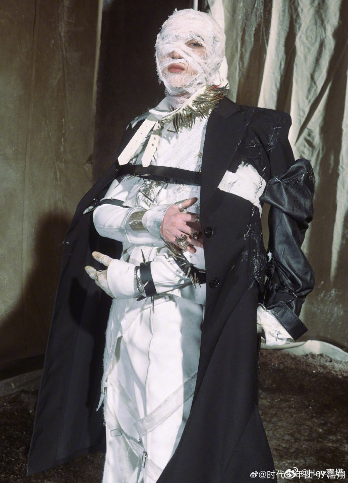 严浩翔新歌哥特男鬼味 严浩翔阴湿男鬼感 一组MV造型合集，我不说的话真的会被认为