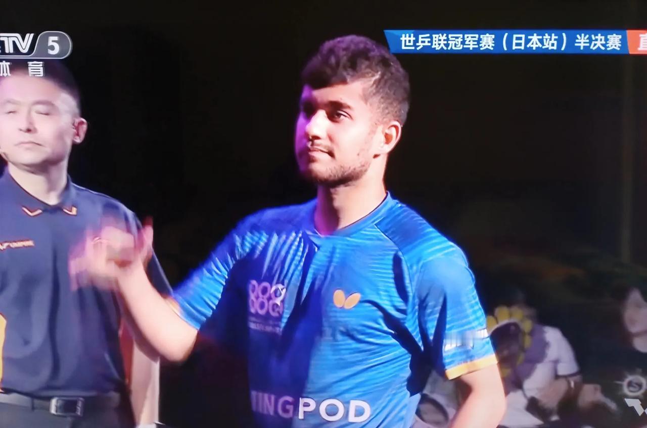 张本智和🇯🇵挺双标的呀[吃瓜群众]，
看看开局时他和贾哈🇺🇸的握手吧，连