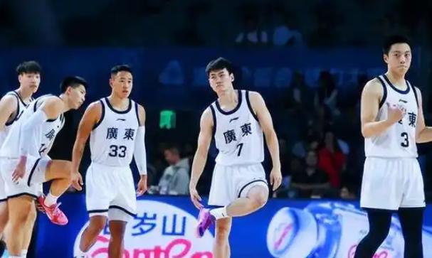 北京时间11月10日19：30，全运会男篮1/4决赛赛程如下，晚上开球的有两场比