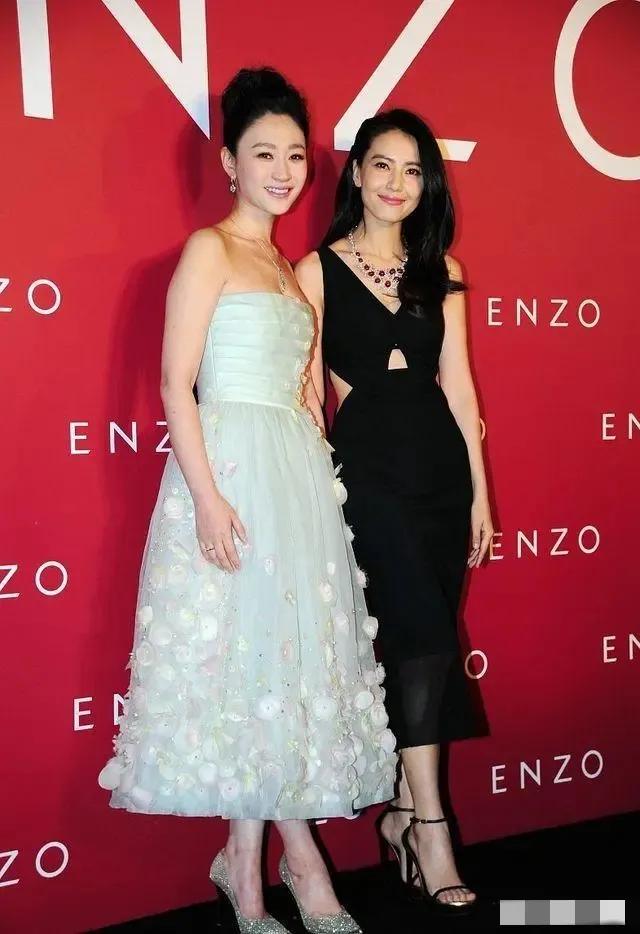 不可否认，她们俩个都是那种会让男人深深着迷的大美女！

两个人真是各有各的美，即