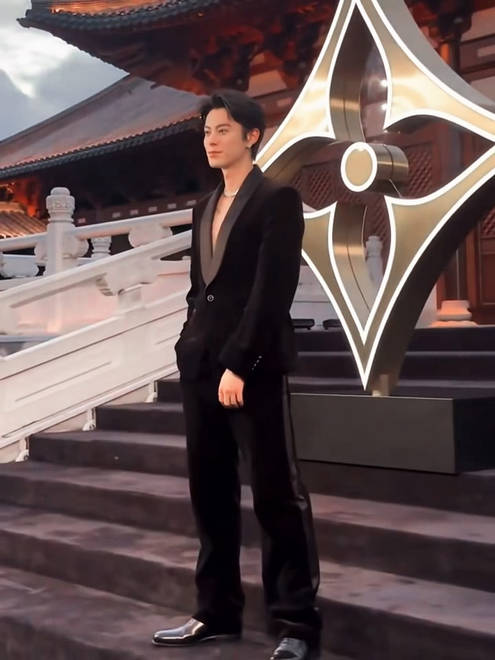 就是啊 谁能不爱上这个lv男神  长得帅还风趣幽默  王鹤棣胸口纹身王鹤棣
