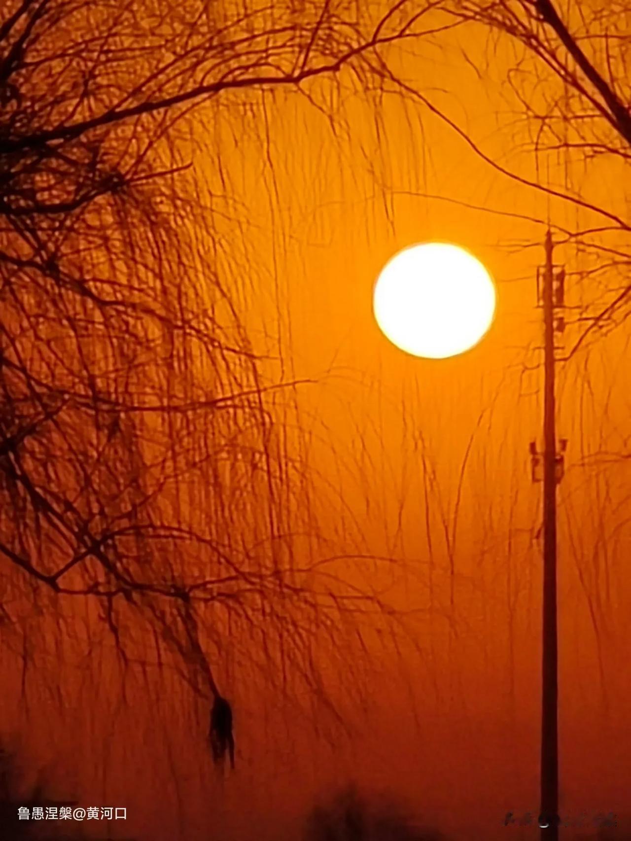 分辨一下：晨光熹微，落日余晖。看照片，似乎并无太大的区别。