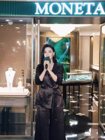 张柏芝带小儿子看功夫女足影院实拍画面十分温馨，张柏芝陪伴小儿子观看功夫女足，感受