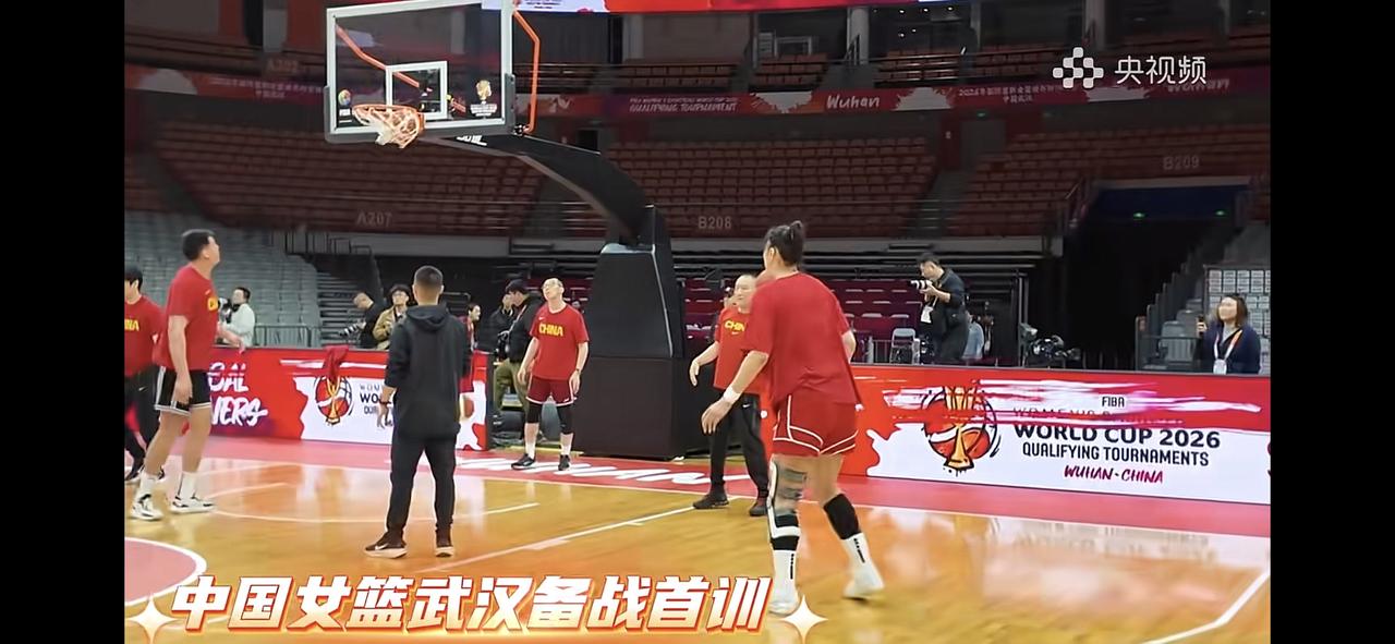 中国女篮今天会以何阵容首发？

从当前的十二人大名单和所有球员在刚刚过去的比赛中