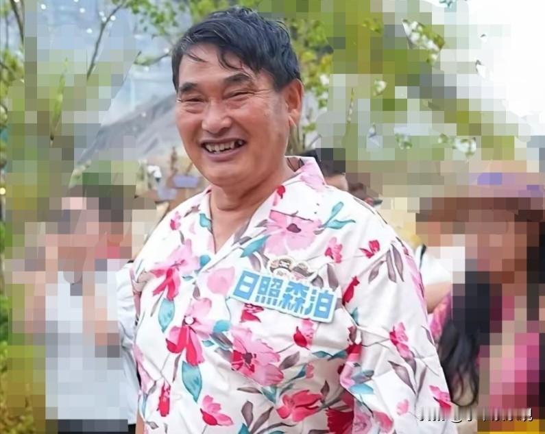 看他在人群里被水泼得哈哈大笑，突然觉得这年头，最贵的不是流量，是那股烟火气。咱们