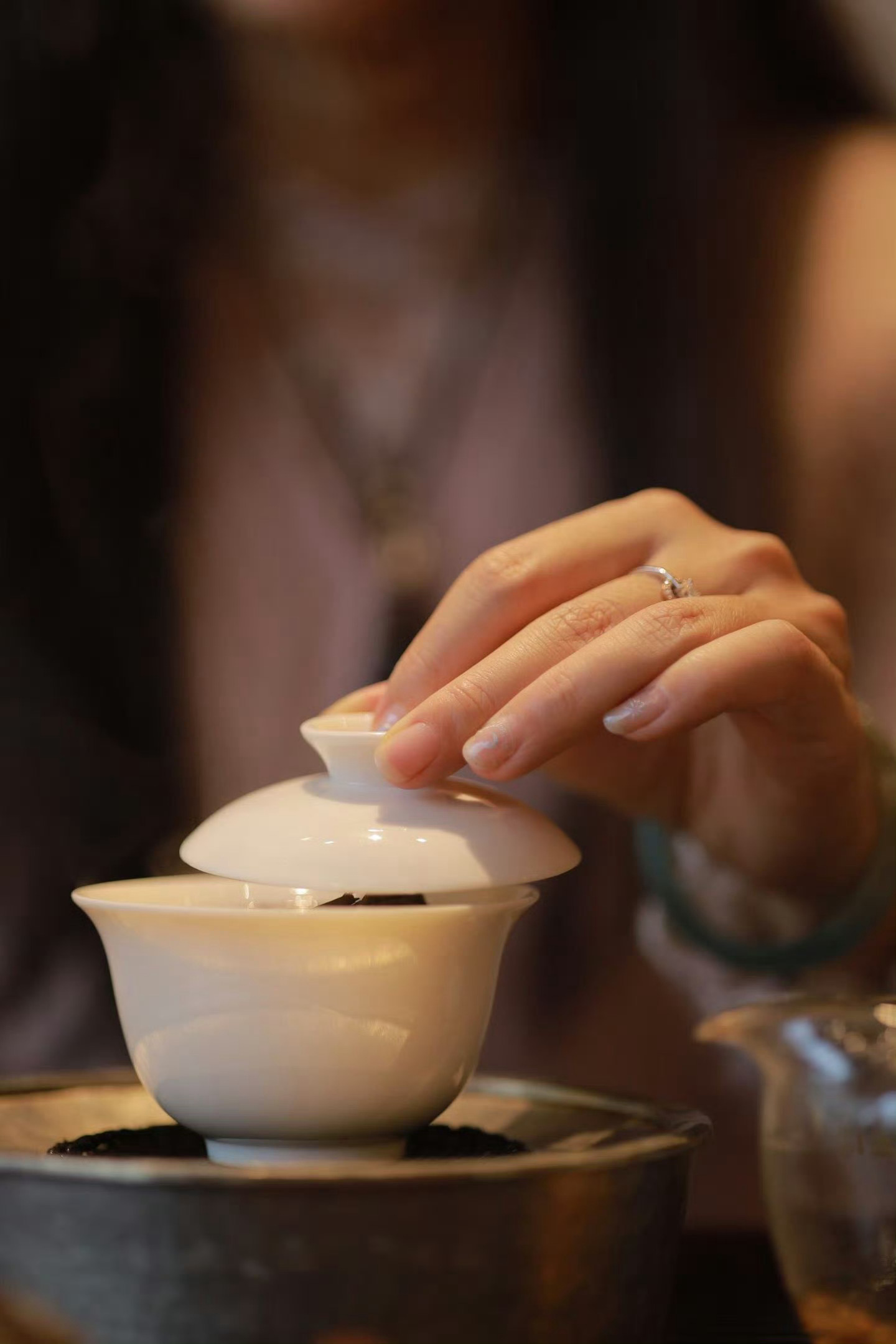 抱怨上司，是同僚之间最快拉近距离的方式，共同的不满能暂时抹平隔阂，却终究无法解决