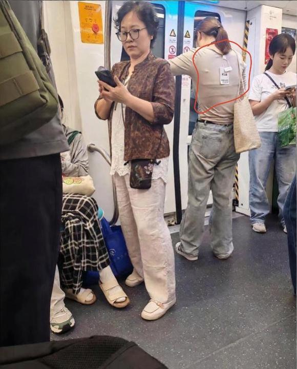 电商平台七天无理由退货，是方便顾客选择商品，还是成全穷人频繁换装啊？

这样穿着