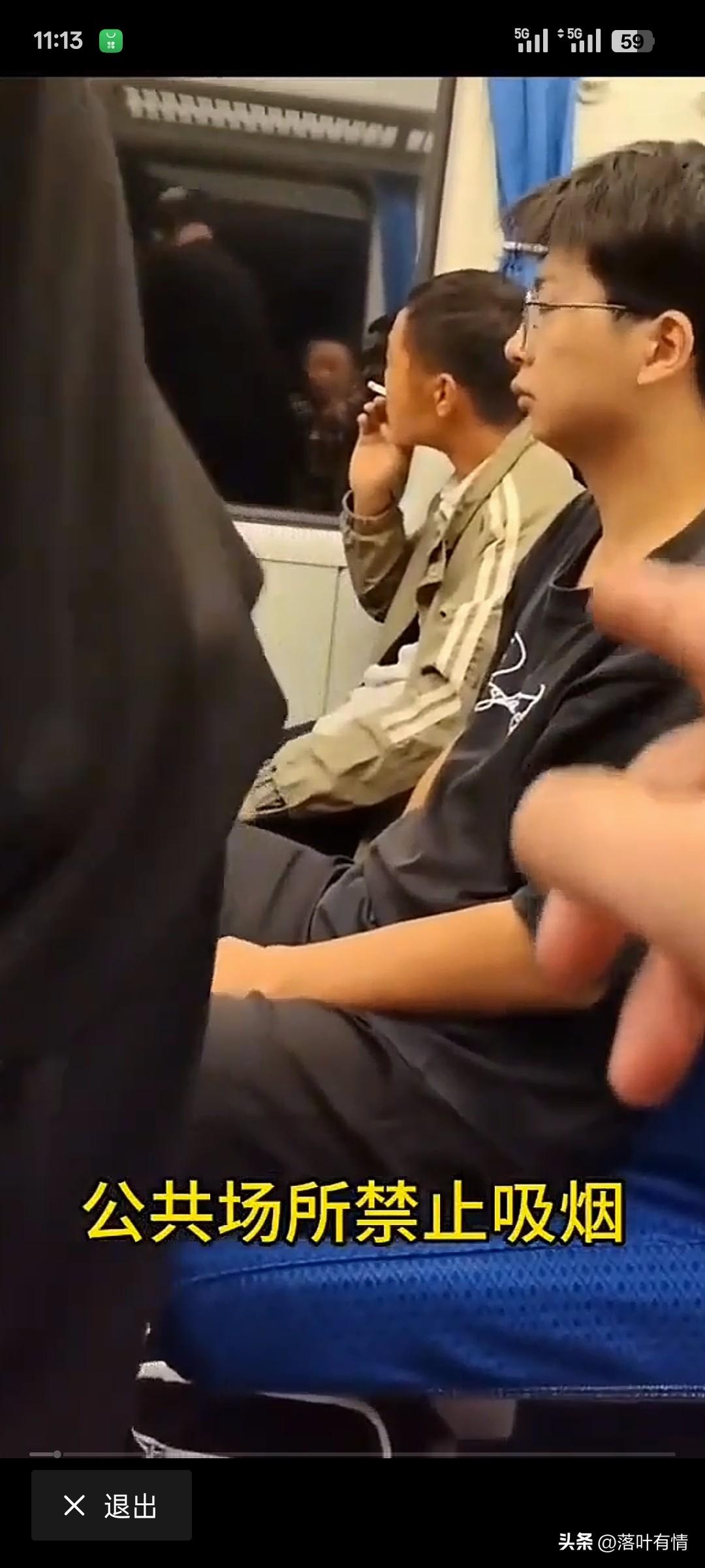 居然有男子在火车座位上大摇大摆抽烟，真的是第一次见，
旁边的男子大声呵斥，
抽烟