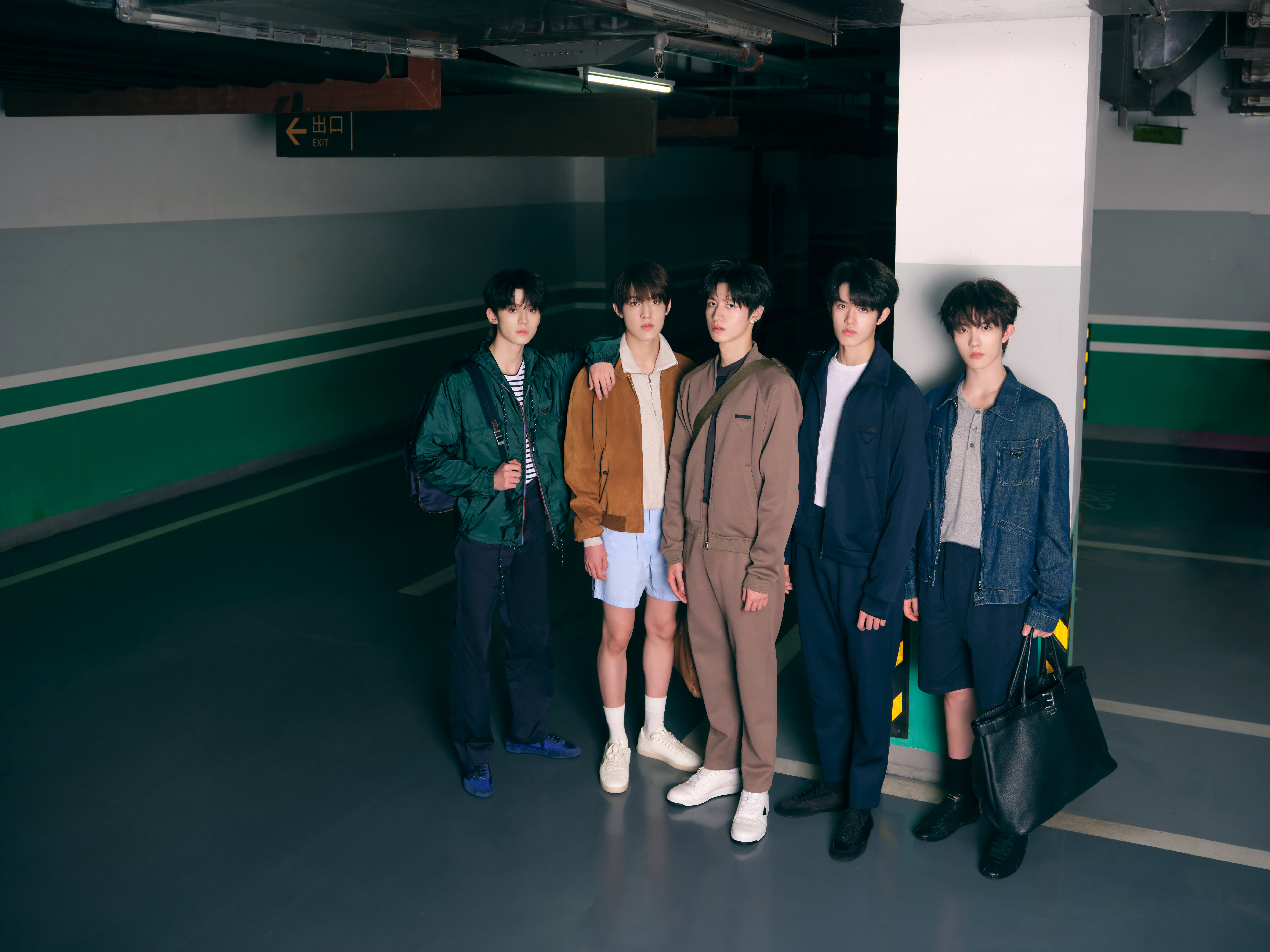 TOP登陆少年开启米兰时装周之旅，朱志鑫 张泽禹 张极 左航 苏新皓身穿Prad