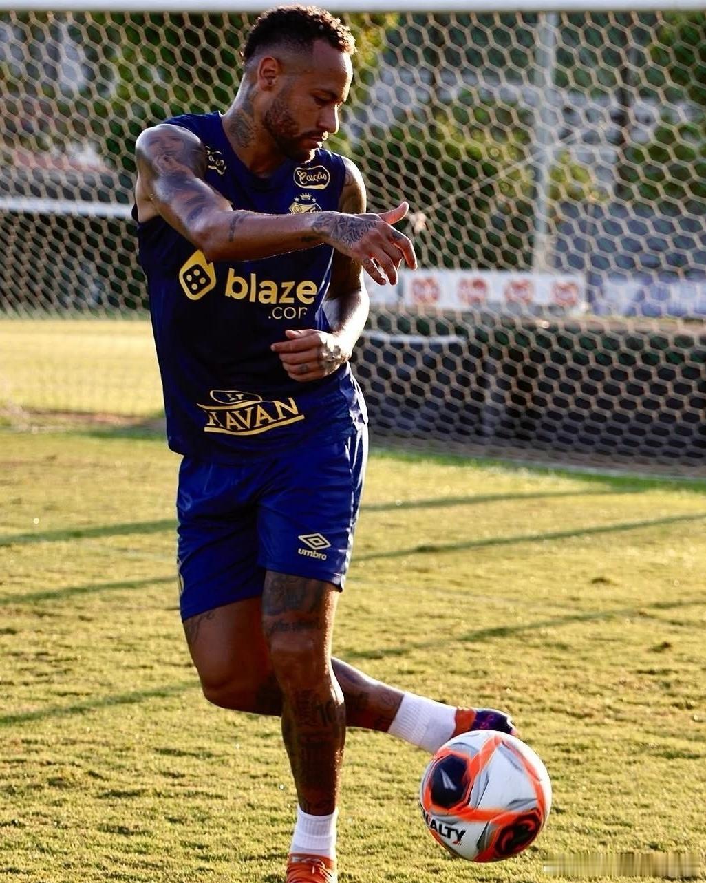 01月01日讯 足坛知名转会记者罗马诺以标志性的“HWG”敲定重磅消息，33岁巴