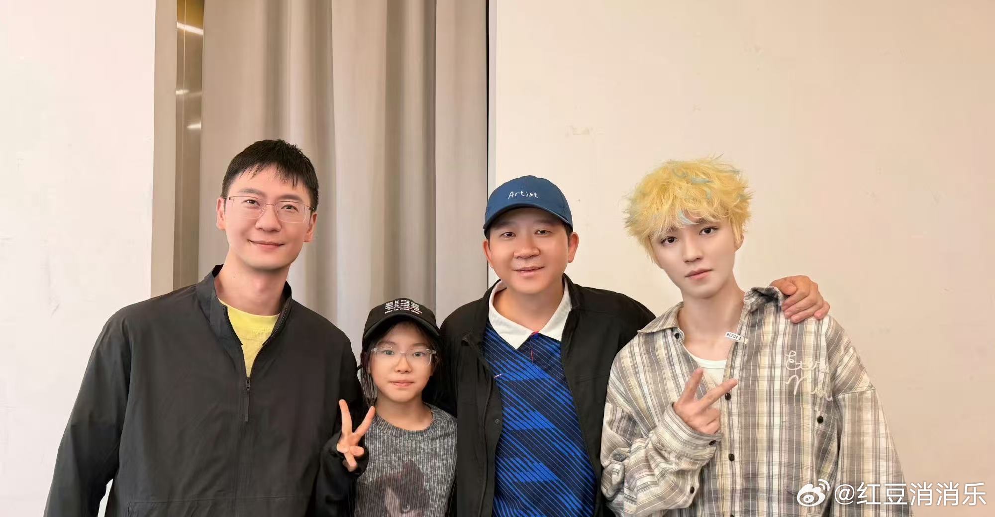 饶晓志晒王俊凯演唱会合照饶晓志晒与王俊凯演唱会合照哇！饶晓志晒与王俊凯演唱会合照