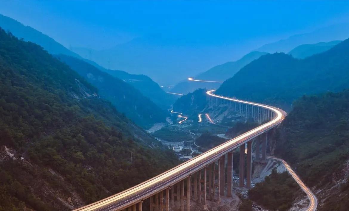建筑行业反内卷：喊口号易，破困局难？
 
近期建筑圈刮起反内卷风，不少企业和从业