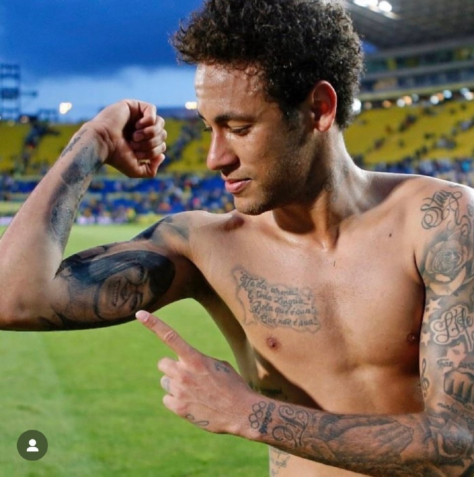 内马尔 秀肌肉💪 