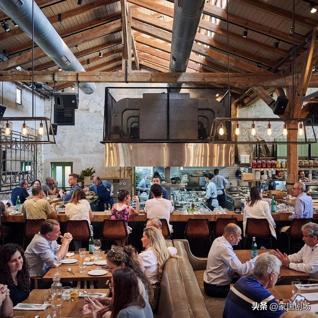 一些以色列人在购物中心和餐馆里故意等到导弹警报响起才逃离，以避免支付账单。

消