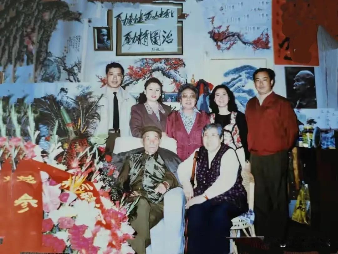 1997年在5月12日，开国将军孙毅（前左）93岁生日时与夫人田秀娟（前右）和家