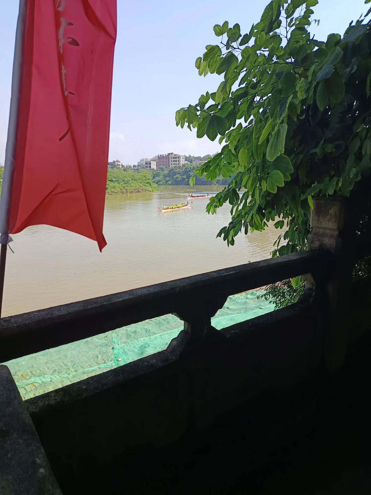 和我们一起散步的一位先生，在股票市场斩获了上海两套楼，现在回乡下又买了一套楼，昨
