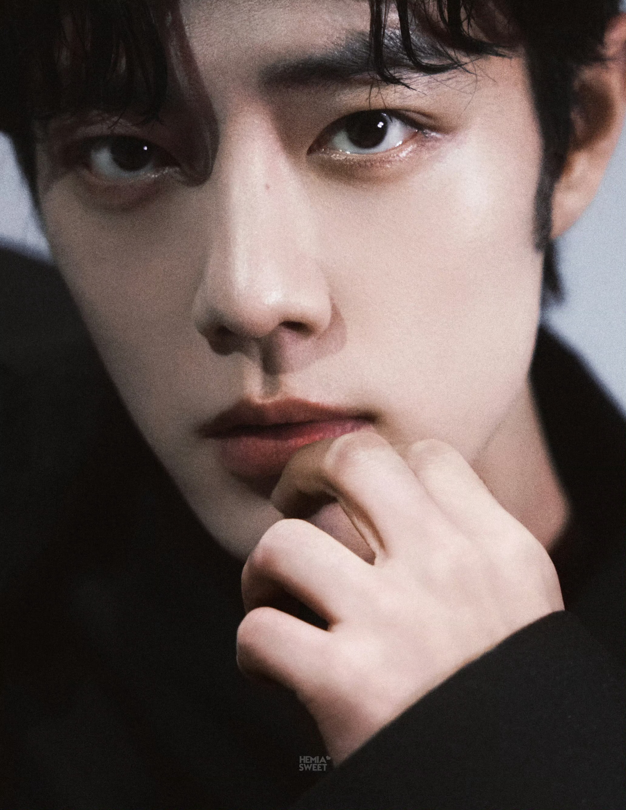 肖战的鼻间痣好像小狐狸巨星！魅魔！！！燥候🔥肖战米兰时装周