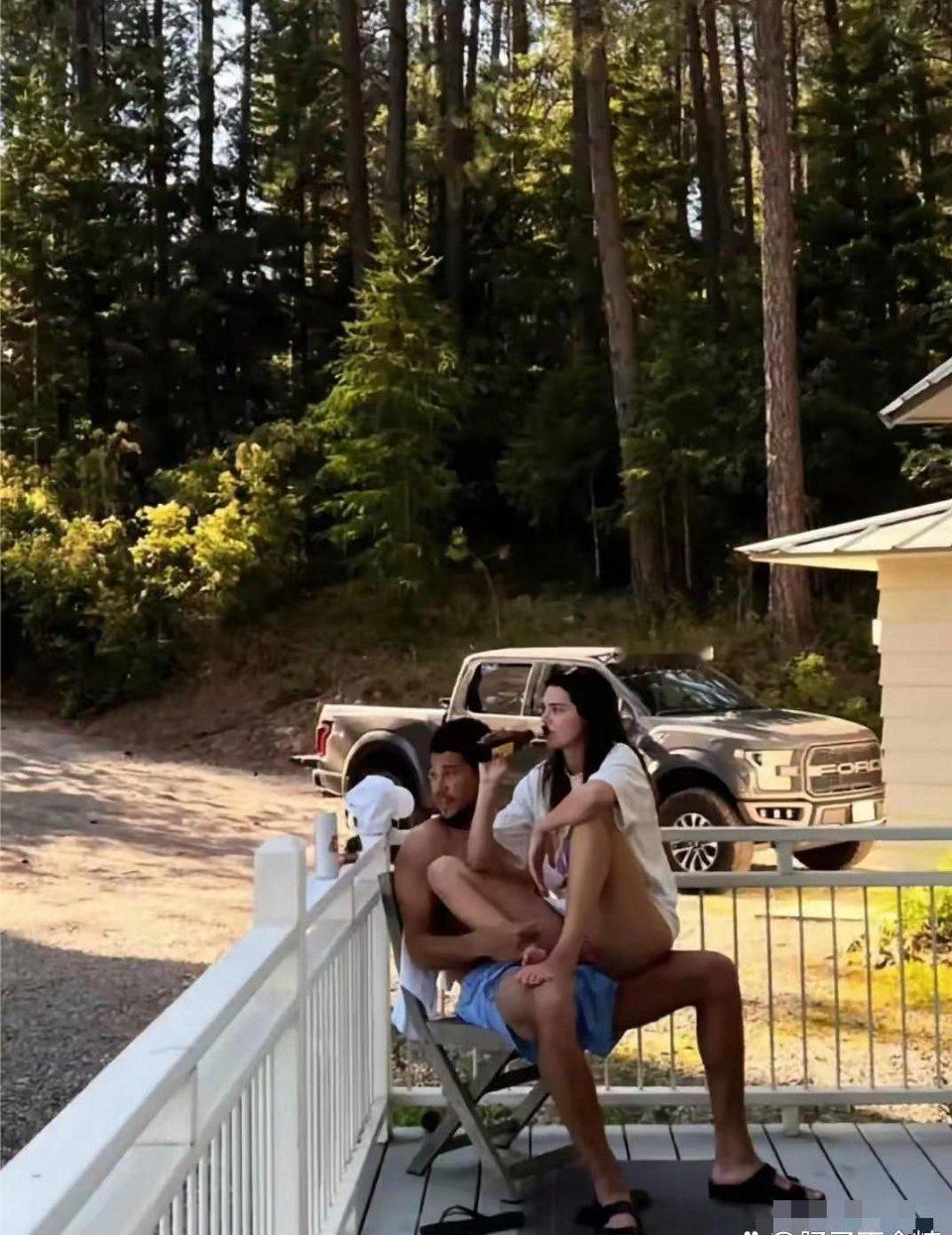 詹娜坐下时，直接压在了布克腿上。布克能承受住詹娜的重量吗 