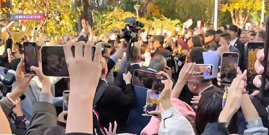 西班牙王后莱蒂齐亚北京之行，直接被中国人的热情“宠”成大型“圈粉现场”，完美诠释