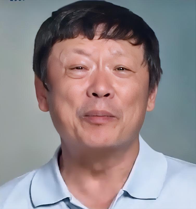 胡锡进10月21日深夜发文，称“泽连斯基突然做出关键领土让步，顿巴斯不要了，这样