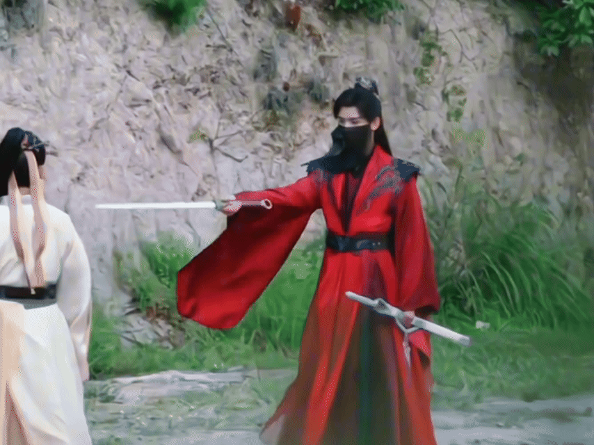 谁被龚俊扔剑这段戳中了，苏暮雨红衣蒙面执剑，面对对手从容不迫，台词超有威慑力，拔