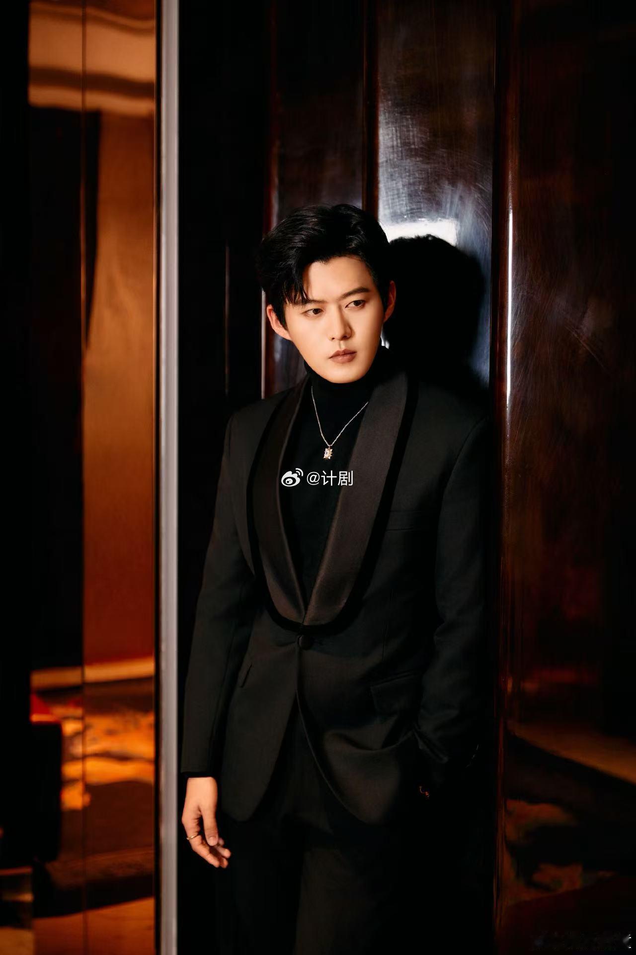 星光大赏内场舒童舒童今晚腾讯星光大赏两套造型都出来了，白天的英伦绅士风干净又温柔