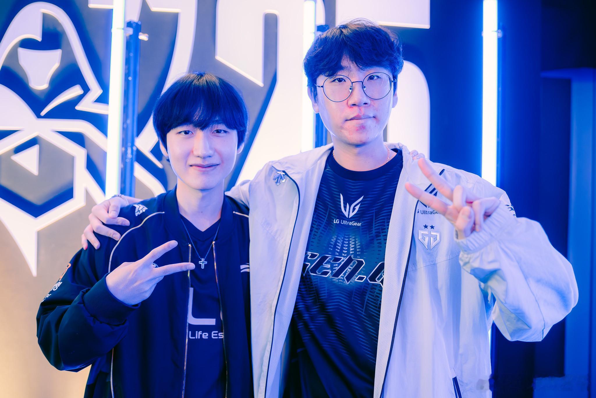 Peanut与Ruler合影，还在上海外滩拍了照片，职业生涯到S15八强止步，最