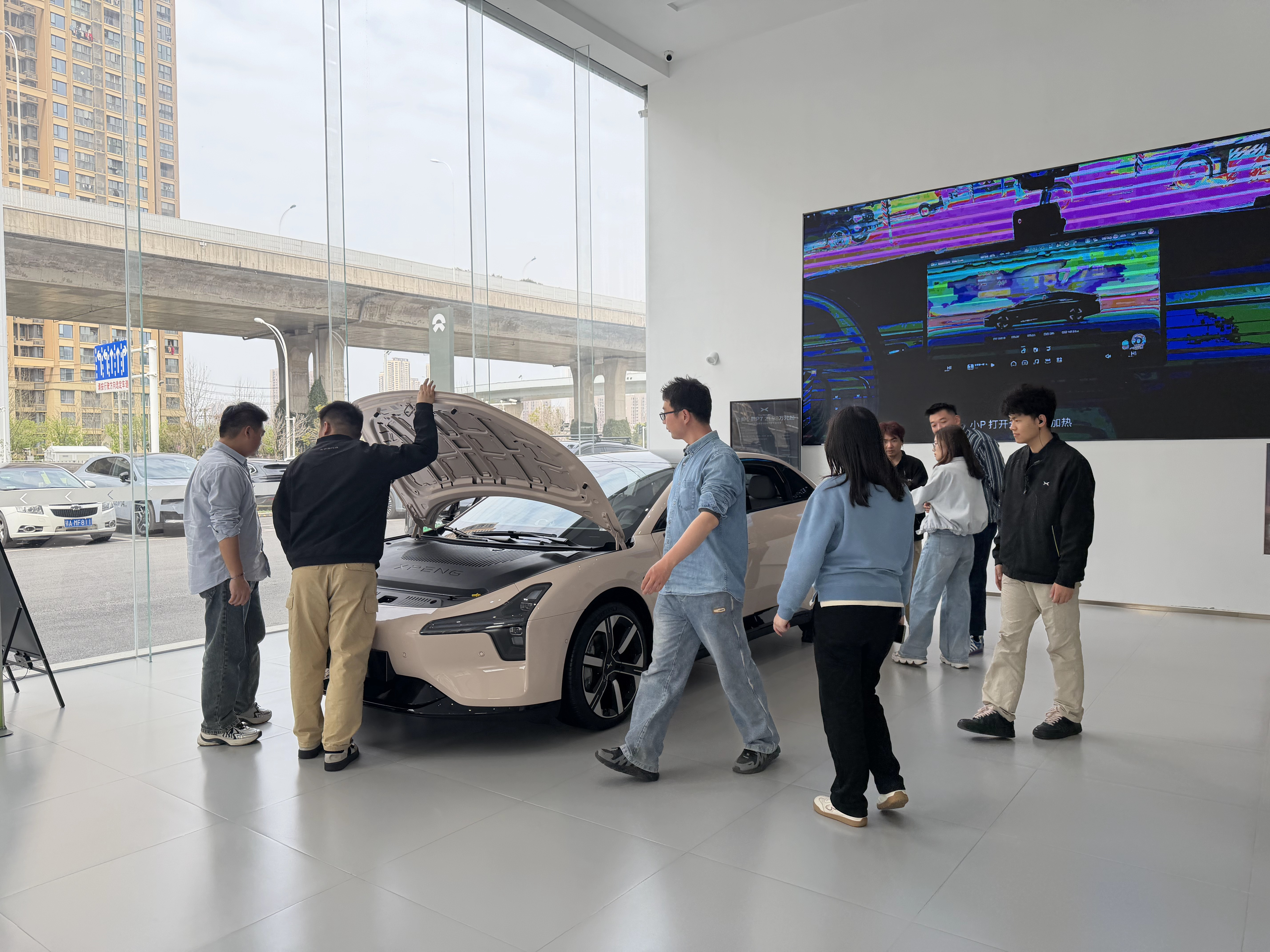 小鹏MONA M03最近这热度确实不是吹出来的，门店试驾都翻倍了。我发现买它的居