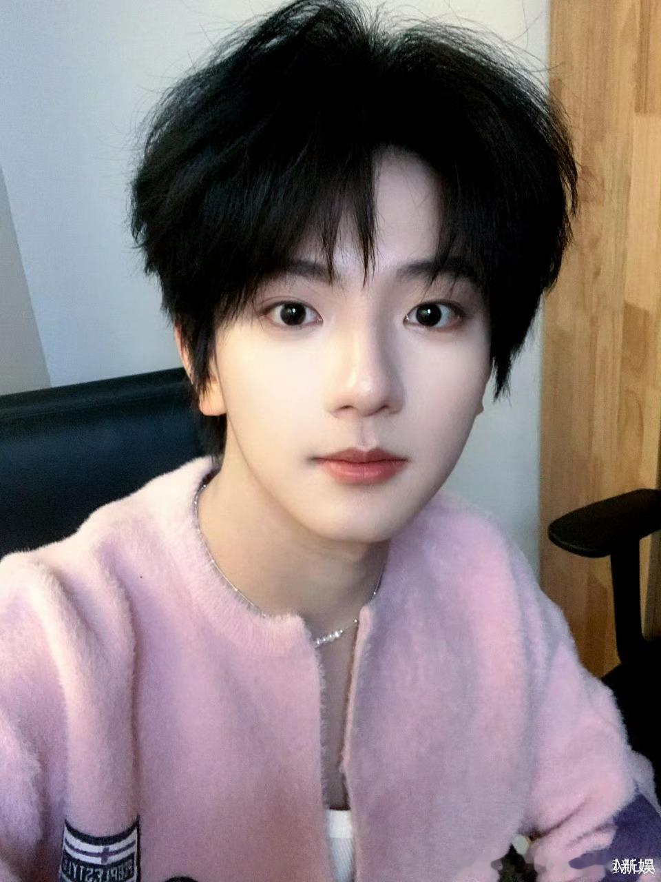 穆祉丞左中右自拍 左看右看中间看，怎么看都是粉色小蛋糕！穆祉丞这组三连自拍，甜度