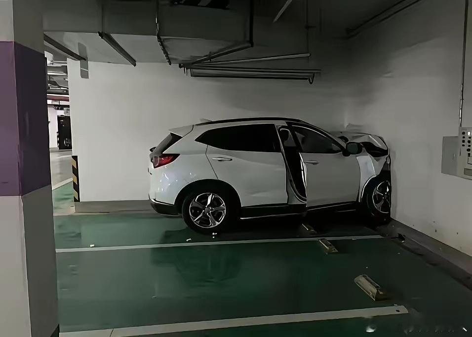 今天早晨去地下停车场开车，就看到这场景，昨晚上到底发生了什么？断定又是女司机惹的