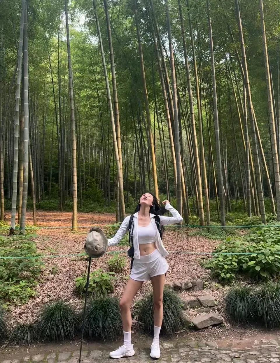 王紫璇徒步游玩，身材也太顶了！