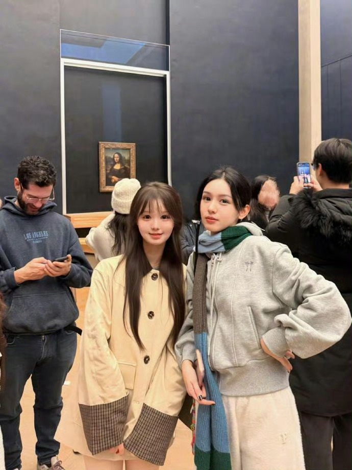 网友卢浮宫偶遇周也我也要偶遇周也合照
