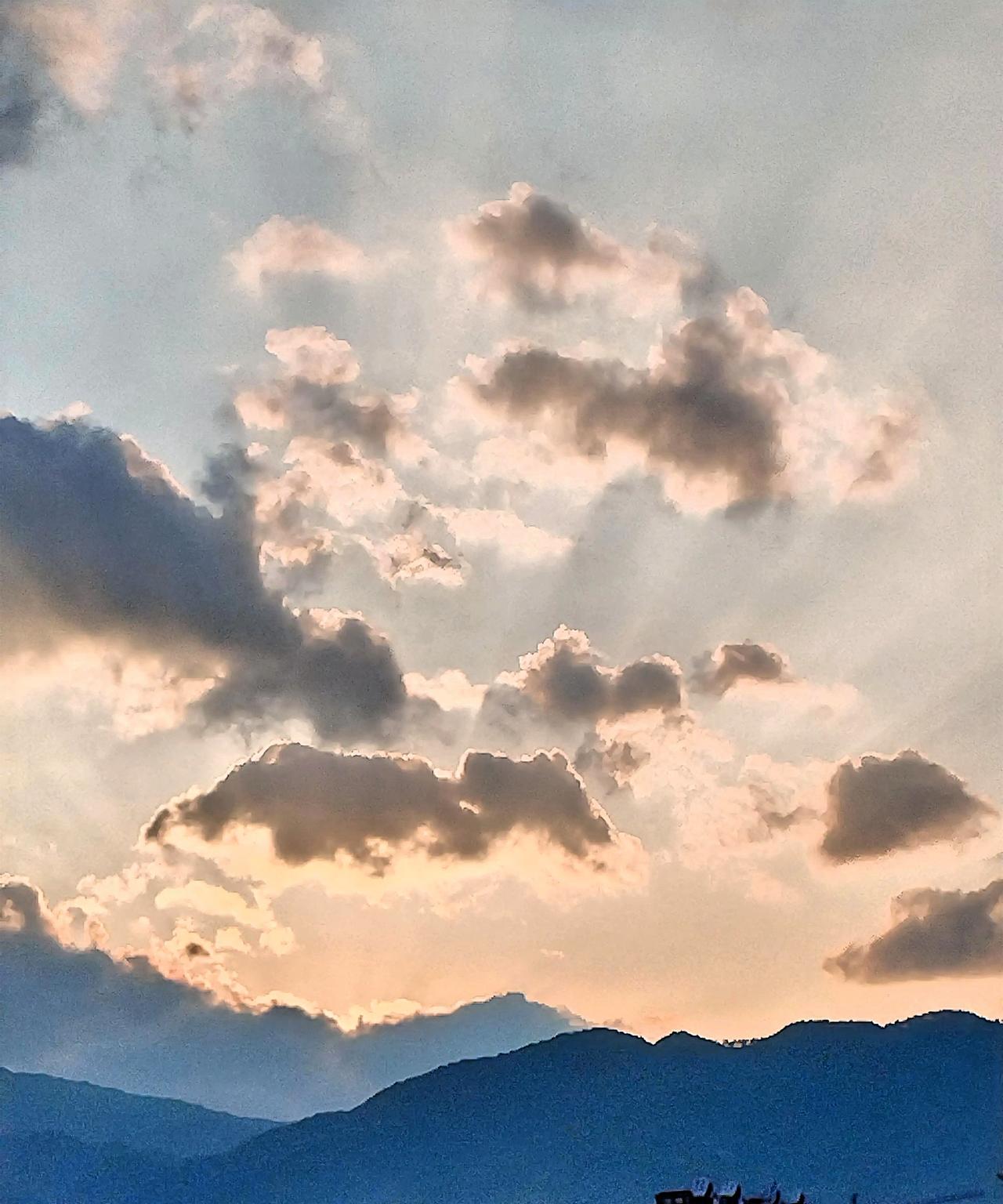 夕阳西下，云卷云舒间，山色入画来。