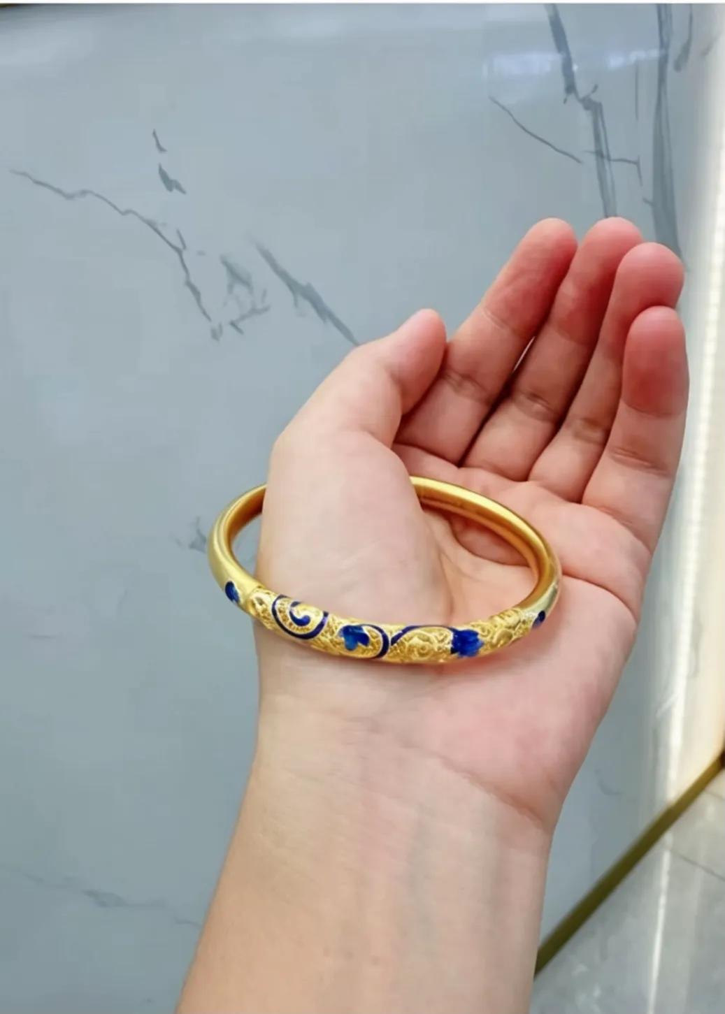 结婚时，婆婆特意送给我一只足金手镯，算是婆婆的一份心意。我实在不喜欢这个镯子的款