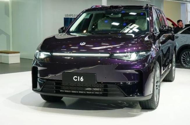 据悉，零跑C16将6月28日上市。外观方面，零跑C16采用了家族化的设计风格，贯