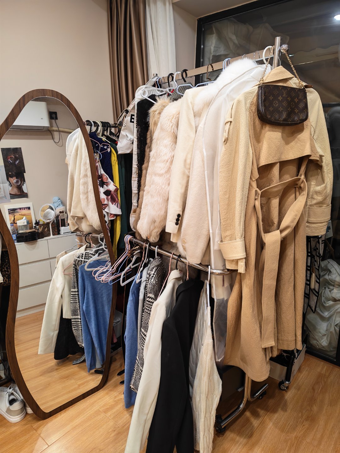 今晚住上海闺蜜家她是个时尚搭配师已经没地下脚了好不容易给我自己收拾出来一片桌子今