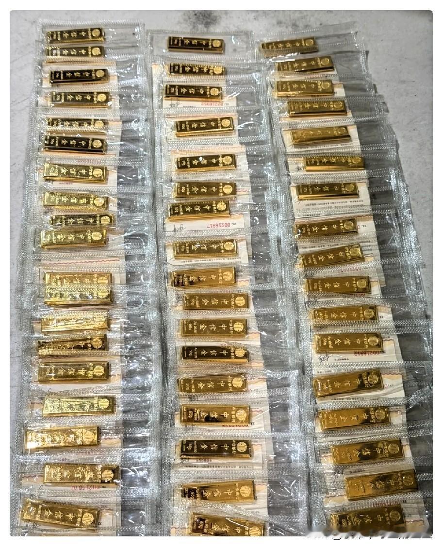 最近圈内怪事还真不少，
恰逢外事重要访问行程开启，
黄金行情迎来大幅回落，直接从
