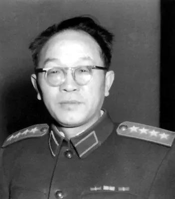 1959年，毛主席找黄克诚谈话时，说到四平保卫战的情况时问他，难道四平保卫战打错