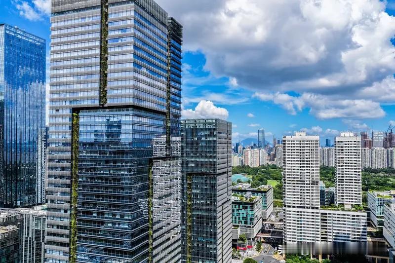上半年，深圳全市一、二手办公楼合计成交6567套，同比增长103%；一、二手商务