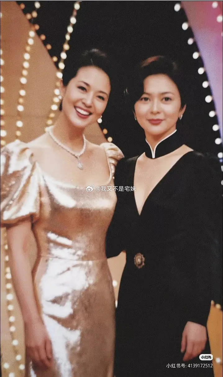 倪萍的美貌被低估了，当年采访关之琳一点也不输，反而大气很多 