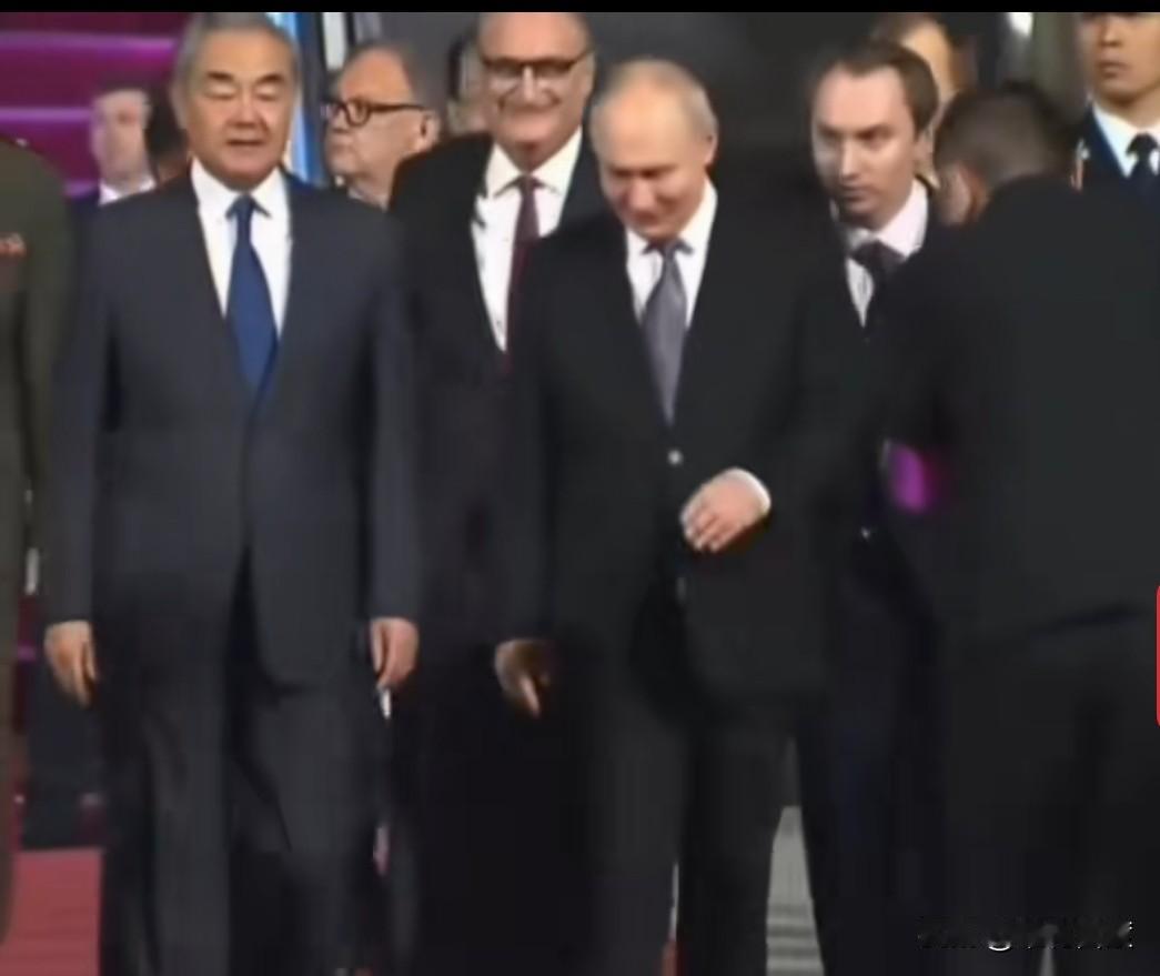 贵客临门，国运当兴。一个爱好和平的东方大国，自然会受到国际社会的普遍欢迎。