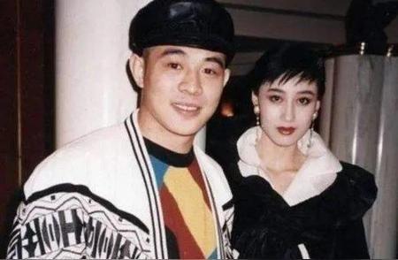 61岁李连杰和63岁利智近照曝光，岁月啊，你真是不饶人！
近日，网上曝光了一组6
