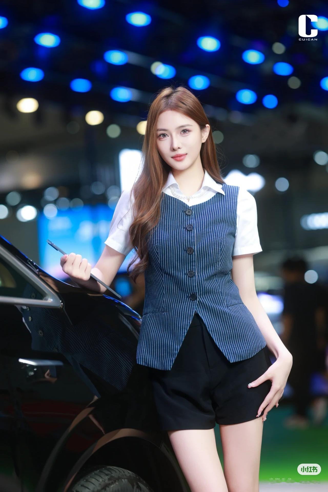 怎样穿搭知性又显身材?美女车模穿搭写真